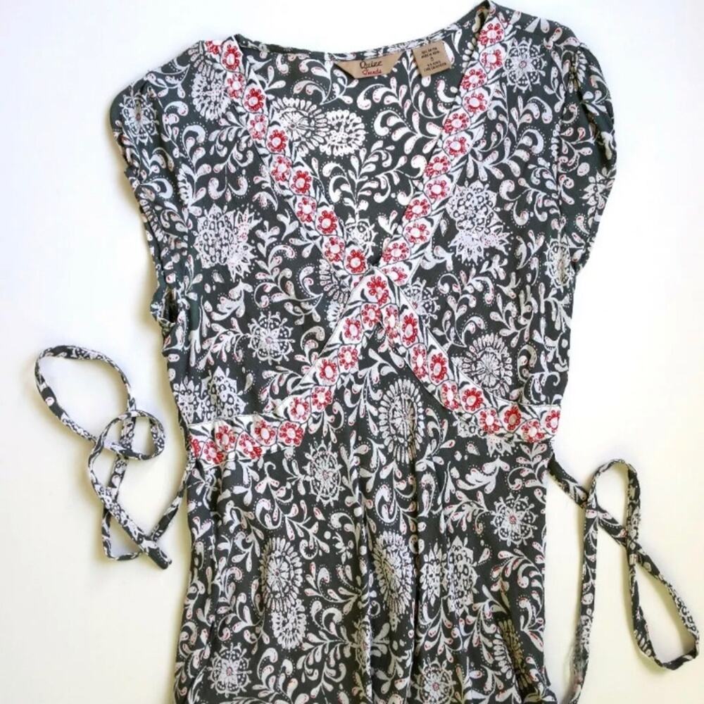 QUIZZ TRENDS S Gray/Cream w‎ Red Accent Sequined Cap Sleeve Rayon V Neck Top